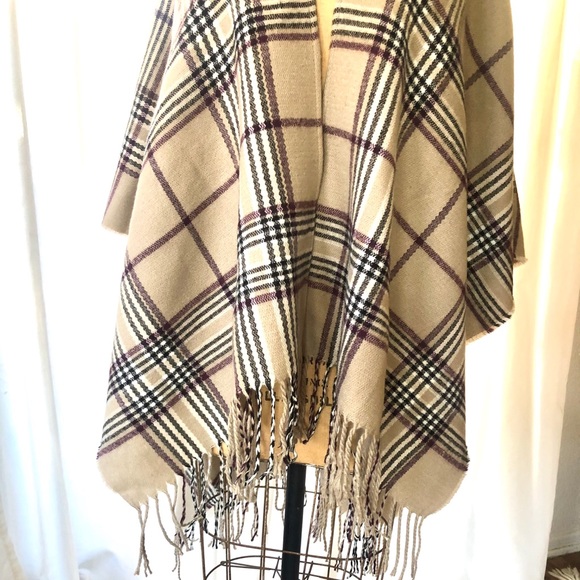 Darling Asymmetrical poncho - Picture 4 of 8